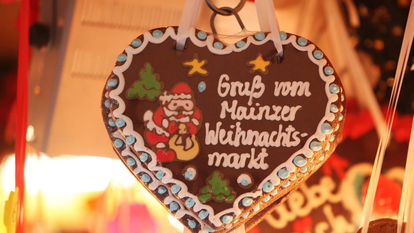 Ein Lebkuchenherz auf dem Mainzer Weihnachtsmarkt: Diese Leckerei darf für viele nicht fehlen.