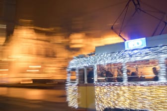 Eine weihnachtlich beleuchtete Straßenbahn: In einigen Städten in Deutschland können Sie im Advent kostenlos öffentliche Verkehrsmittel nutzen.
