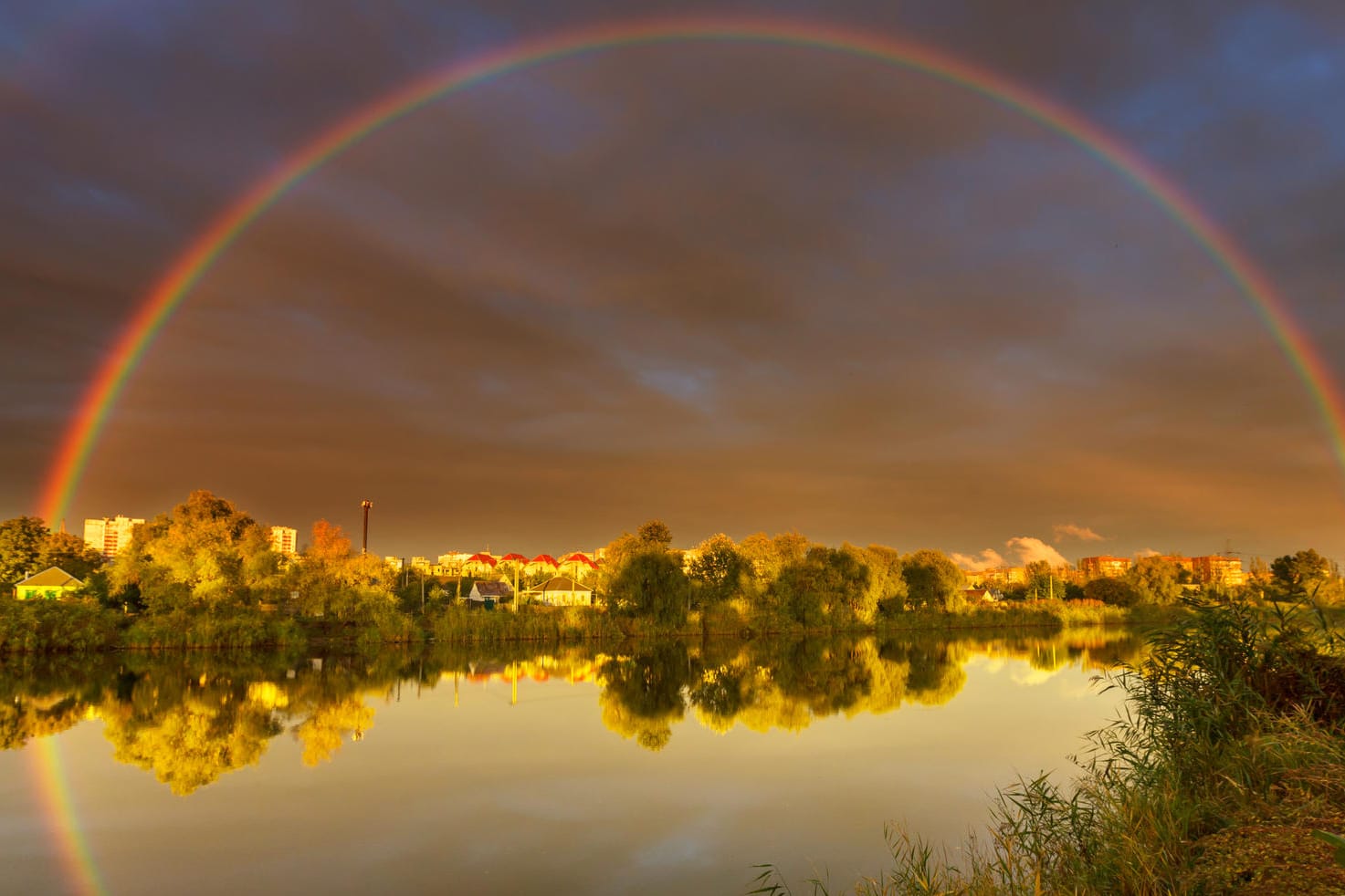 Regenbogen an einem verhangenen Himmel: Der November ist ungewöhnlich mild.