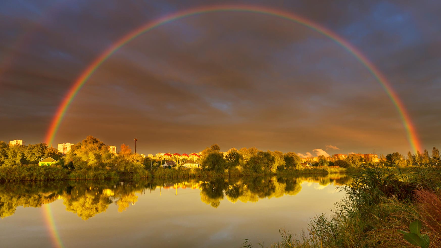 Regenbogen an einem verhangenen Himmel: Der November ist ungewöhnlich mild.