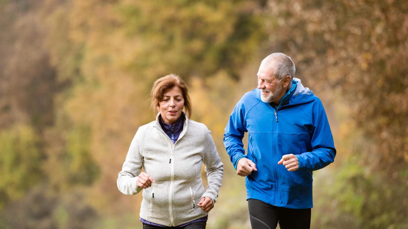 Ein Paar beim Laufen: Patienten mit Herzschwäche sollten, bevor sie sich für eine Sportart entscheiden, Rücksprache mit dem Arzt halten.