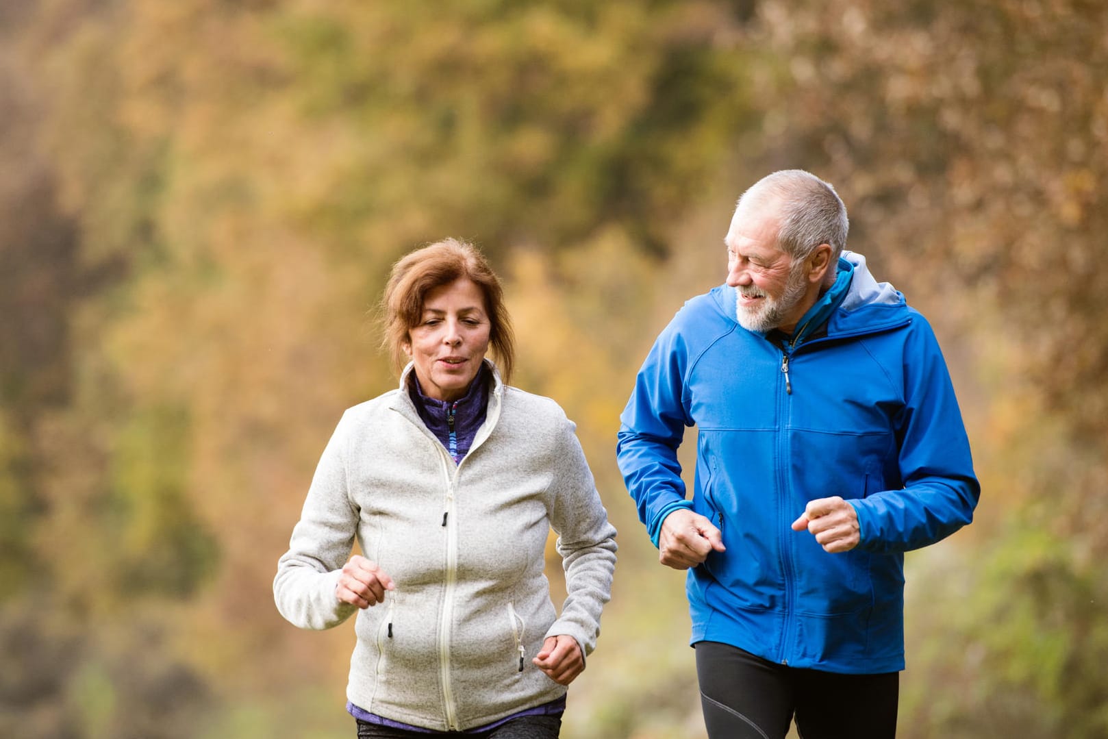 Ein Paar beim Laufen: Patienten mit Herzschwäche sollten, bevor sie sich für eine Sportart entscheiden, Rücksprache mit dem Arzt halten.