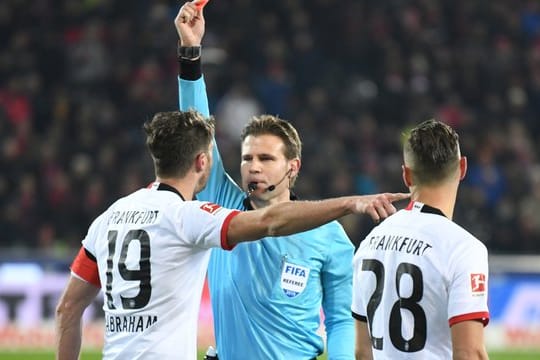 Schiedsrichter Felix Brych zeigt David Abraham nach einem Foul an Trainer Streich die Rote Karte: Der Frankfurter wird nun für sieben Wochen gesperrt.