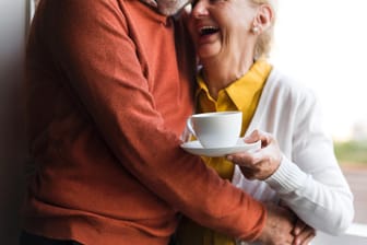 Älteres Paar: Experten raten, bei der Partnersuche offen für neue Bekanntschaften zu sein und keine zu engen Kriterien zu haben. (Symbolbild)