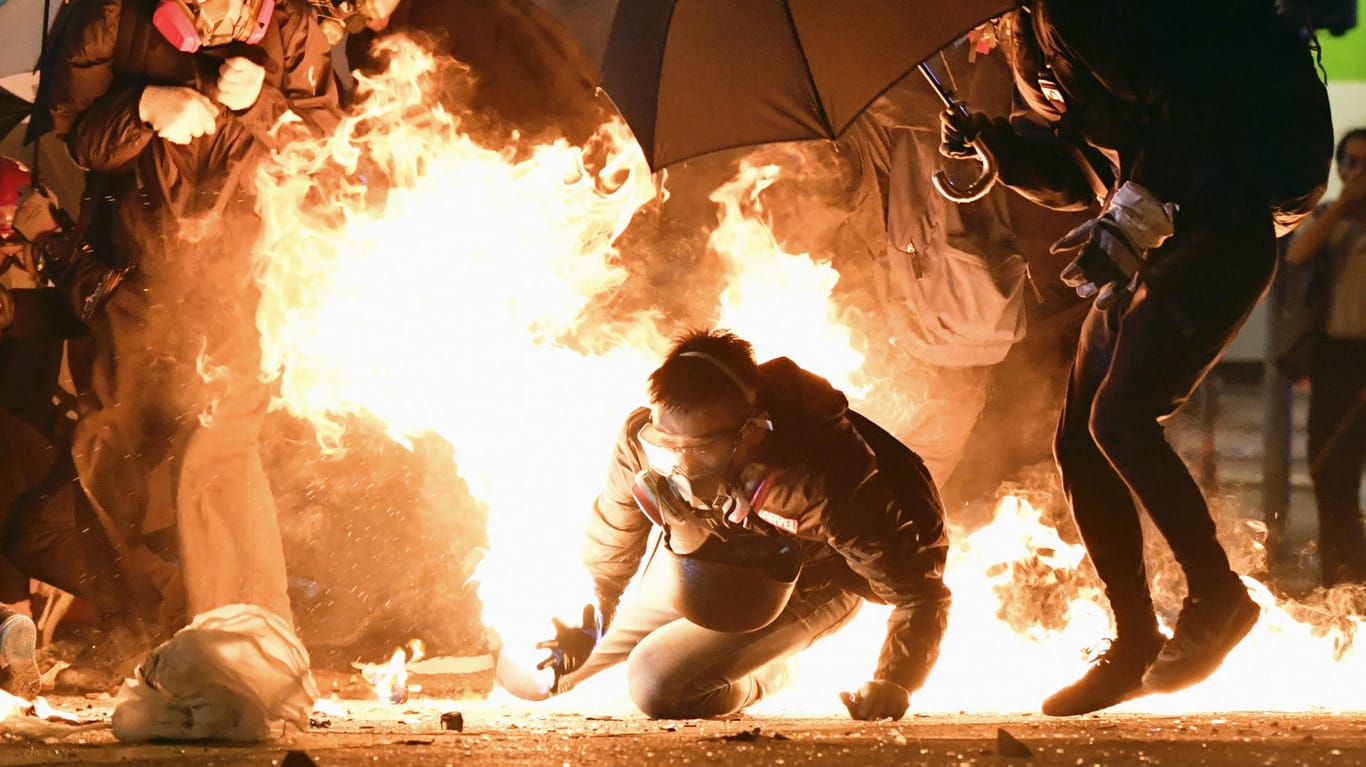 In Hongkong werfen Demonstranten Brandsätze auf die Polizei.