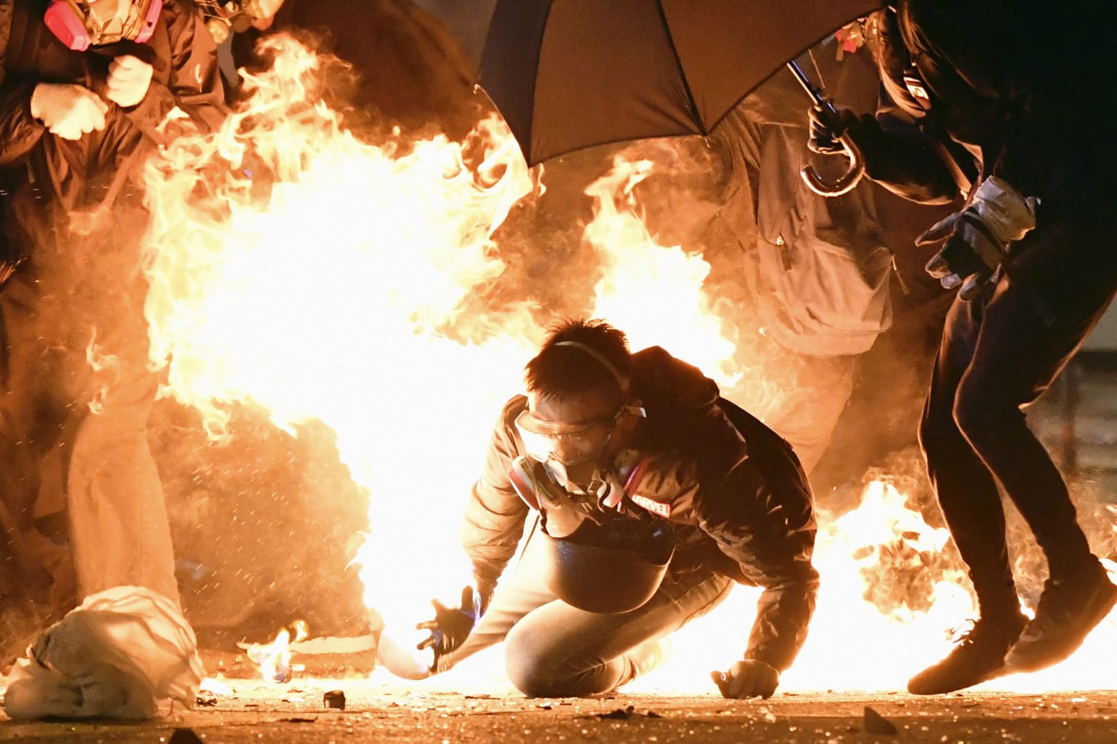 In Hongkong werfen Demonstranten Brandsätze auf die Polizei.