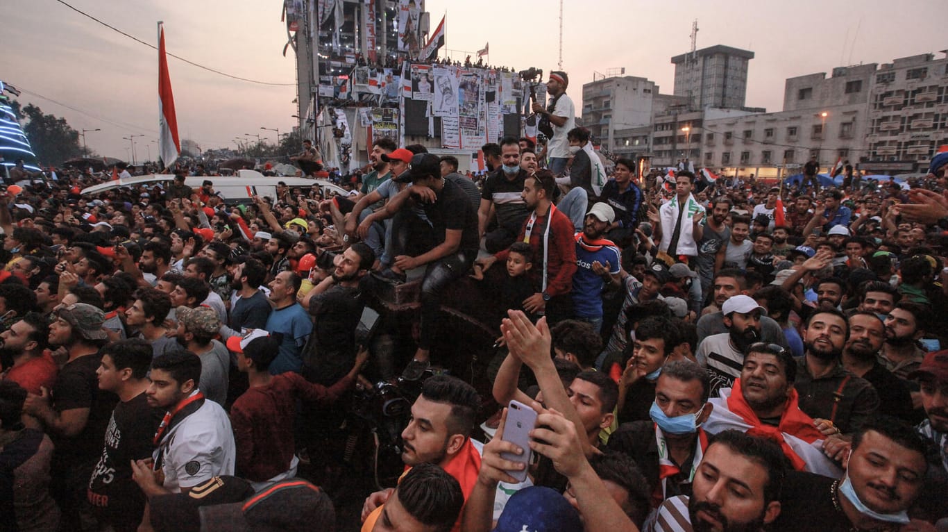 Bagdad: Regierungskritische Demonstranten versammeln sich auf dem Tahrir-Platz, um das Fußballspiel der zweiten Runde der Qualifikation für die Weltmeisterschaft 2022 zwischen Irak und Iran zu verfolgen.