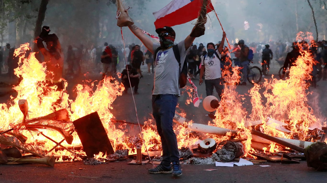 Santiago de Chile: Demonstranten setzen Straßenbarrikaden in Brand.