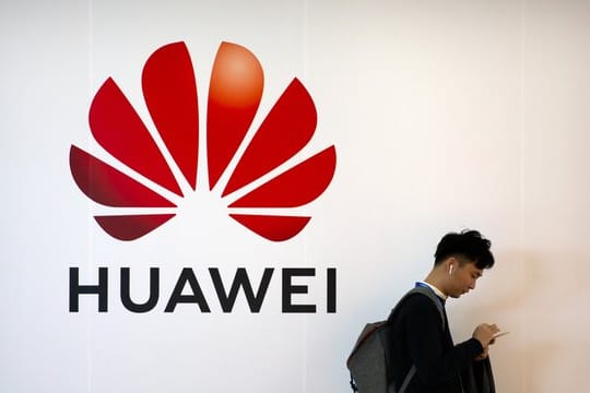 Für Nutzer von Huawei-Smartphones bedeutet der Schritt der US-Regierung unter anderem, dass Google die mit seinem Betriebssystem Android laufenden Telefone vorerst weiter in vollem Umfang mit Updates versorgen kann.