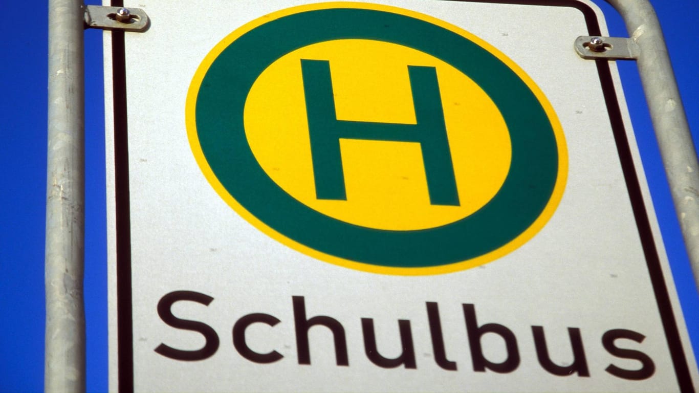 Das Schild einer Schulbus-Haltestelle: Ein Busfahrer der Rheinbahn soll Schüler aus dem Bus geworfen haben. Das Verkehrsunternehmen widerspricht.