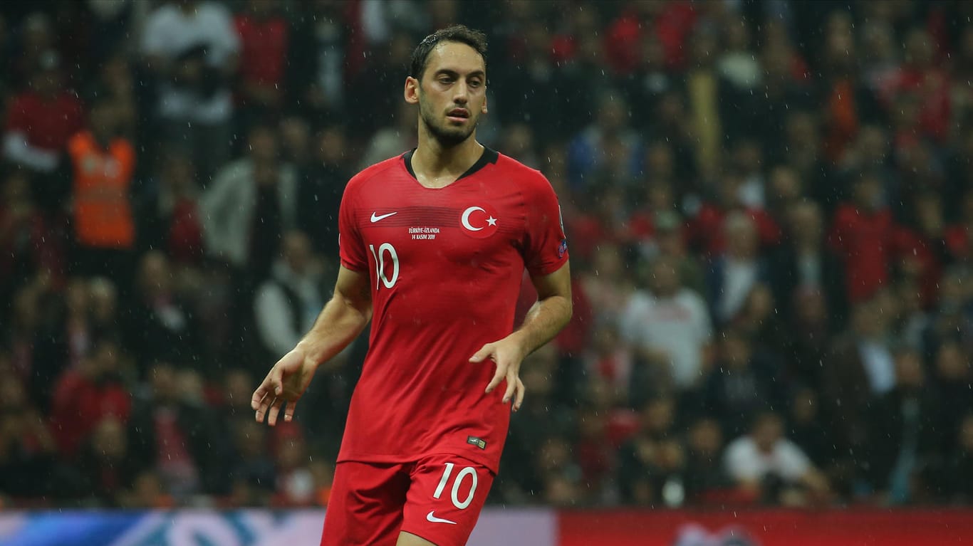 Hakan Calhanoglu: Der türkische Nationalspieler verteidigt den Salut-Jubel seiner Mannschaft.