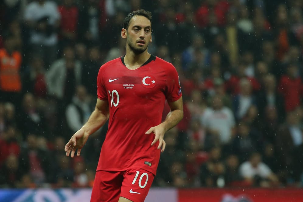 Hakan Calhanoglu: Der türkische Nationalspieler verteidigt den Salut-Jubel seiner Mannschaft.