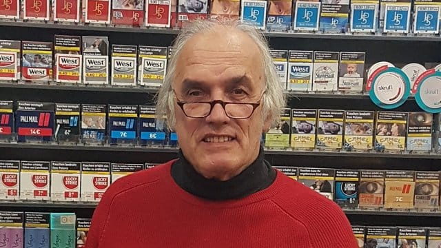 Kioskmitarbeiter Rainer Henning hätte rund 24. Kioskmitarbeiter Rainer Henning hätte rund 24.