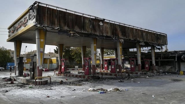 Ausgebrannte Tankstelle: Die Wut über die Verteuerung und Rationierung von Benzin im Iran ist groß. Ausgebrannte Tankstelle: Die Wut über die Verteuerung und Rationierung von Benzin im Iran ist groß.