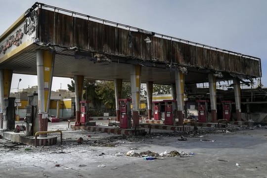 Ausgebrannte Tankstelle: Die Wut über die Verteuerung und Rationierung von Benzin im Iran ist groß.