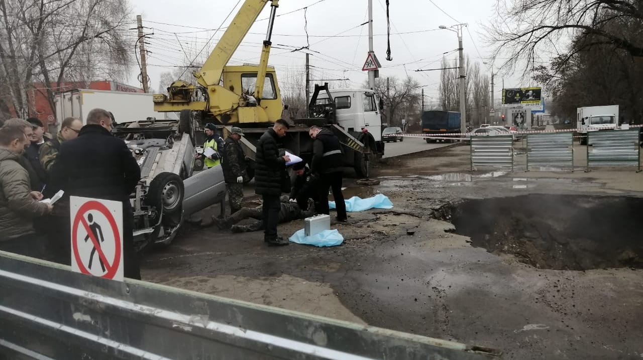 Das Loch auf dem Parkplatz in der russischen Stadt Pensa: Der Asphalt brach auf und ein Auto fiel in ein Loch mit kochendem Wasser. Beide Insassen starben.