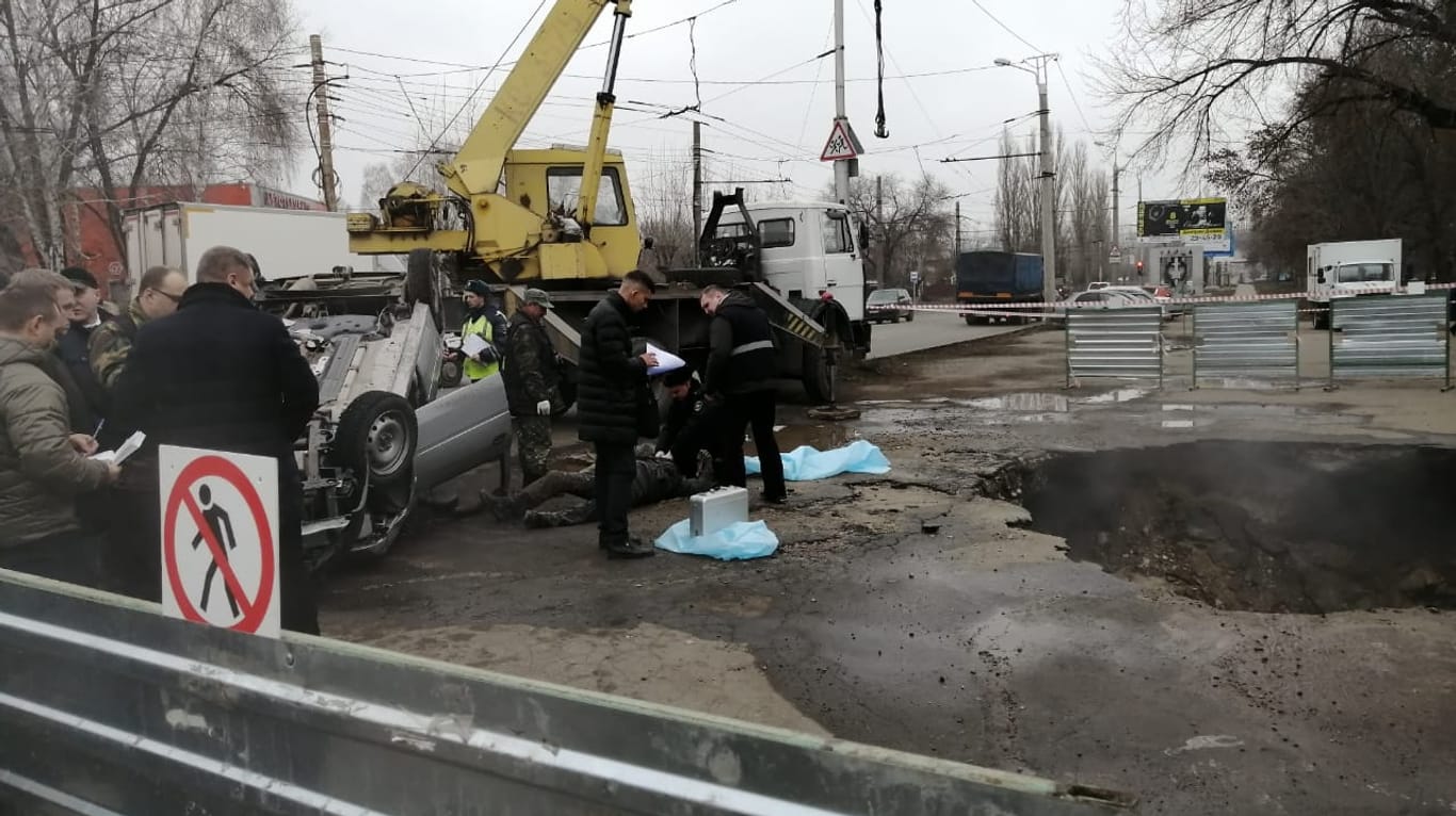 Das Loch auf dem Parkplatz in der russischen Stadt Pensa: Der Asphalt brach auf und ein Auto fiel in ein Loch mit kochendem Wasser. Beide Insassen starben.