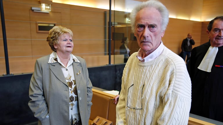 Pierre Le Guennec (r) und seine Frau Danielle (l) im Gericht im Jahr 2015 (Archivbild): Das Berufungsgericht bestätigte frühere Urteile wegen Hehlerei von 2015 und 2016.