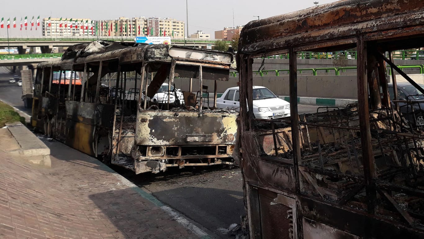 Ausgebrannte Busse in Teheran: Nach einer Erhöhung der Benzinpreise waren im Iran heftige Proteste ausgebrochen.