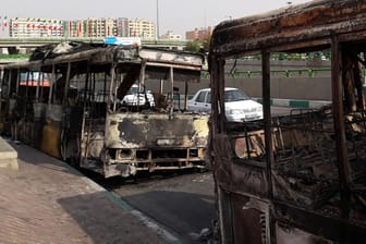 Ausgebrannte Busse in Teheran: Nach einer Erhöhung der Benzinpreise waren im Iran heftige Proteste ausgebrochen.