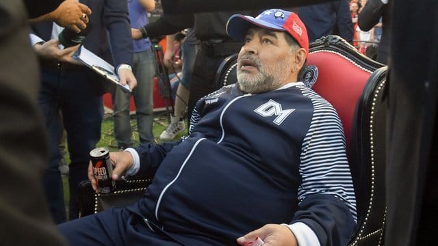 Ist seinen Trainerjob in La Plata schon wieder los: Diego Maradona. Ist seinen Trainerjob in La Plata schon wieder los: Diego Maradona.