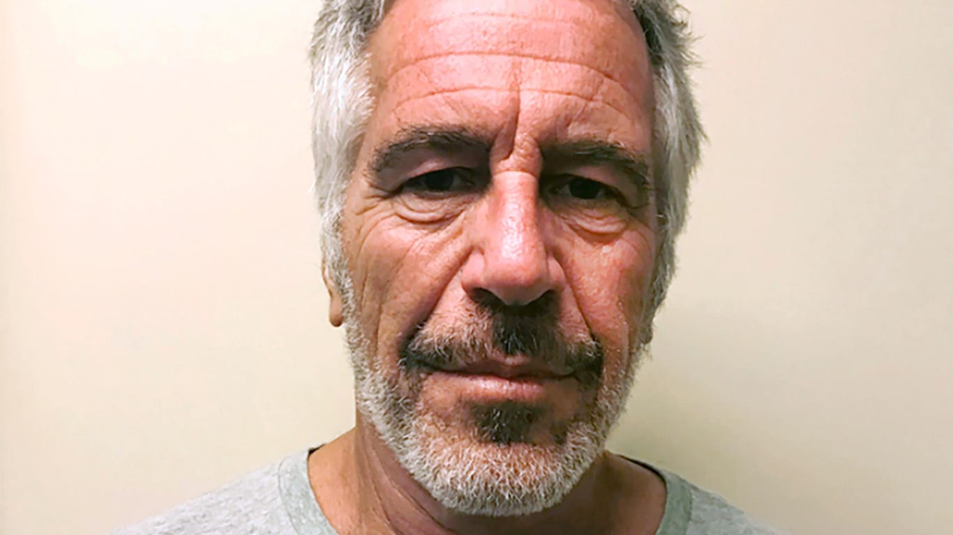 Jeffrey Epstein nach seiner Festnahme (Archivbild): Epstein hatte sich im August in einem New Yorker Gefängnis das Leben genommen.