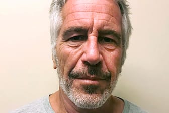 Jeffrey Epstein nach seiner Festnahme (Archivbild): Epstein hatte sich im August in einem New Yorker Gefängnis das Leben genommen.