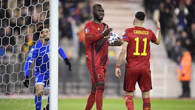 Christian Benteke (M) und Yannick Carrasco feierten mit Belgien einen klaren Sieg gegen Zypern.