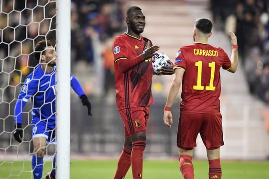 Christian Benteke (M) und Yannick Carrasco feierten mit Belgien einen klaren Sieg gegen Zypern.