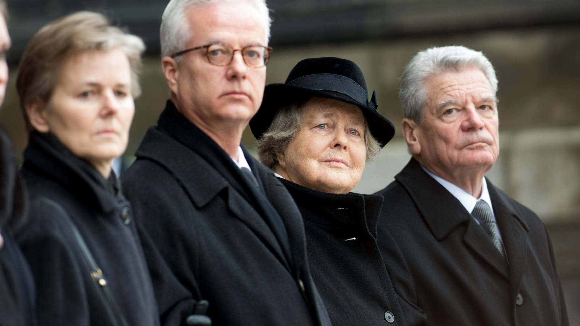 Die Witwe, Marianne von Weizsäcker (2.v.r.), und der damalige Bundespräsident Joachim Gauck (r), sowie die Kinder von Richard von Weizsäcker, Fritz von Weizsäcker und Beatrice von Weizsäcker, stehen im Februar 2015 beim Staatsakt für den gestorbenen Bundespräsidenten von Weizsäcker am Berliner Dom.