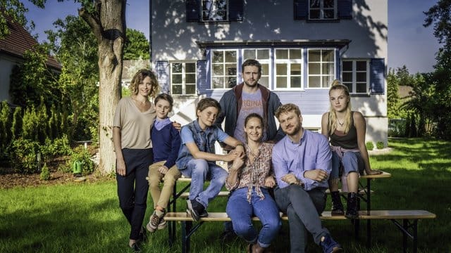 Katja (Anna Schäfer), William (Levis Kachel), Eddie (Fillin Mayer), Lisa (Inez Björg David), Martin (Steve Windolf), Patrick (Lucas Prisor) und Bianca (Louise Sophie Arnold) sind die "Bonusfamilie". Katja (Anna Schäfer), William (Levis Kachel), Eddie (Fillin Mayer), Lisa (Inez Björg David), Martin (Steve Windolf), Patrick (Lucas Prisor) und Bianca (Louise Sophie Arnold) sind die "Bonusfamilie".