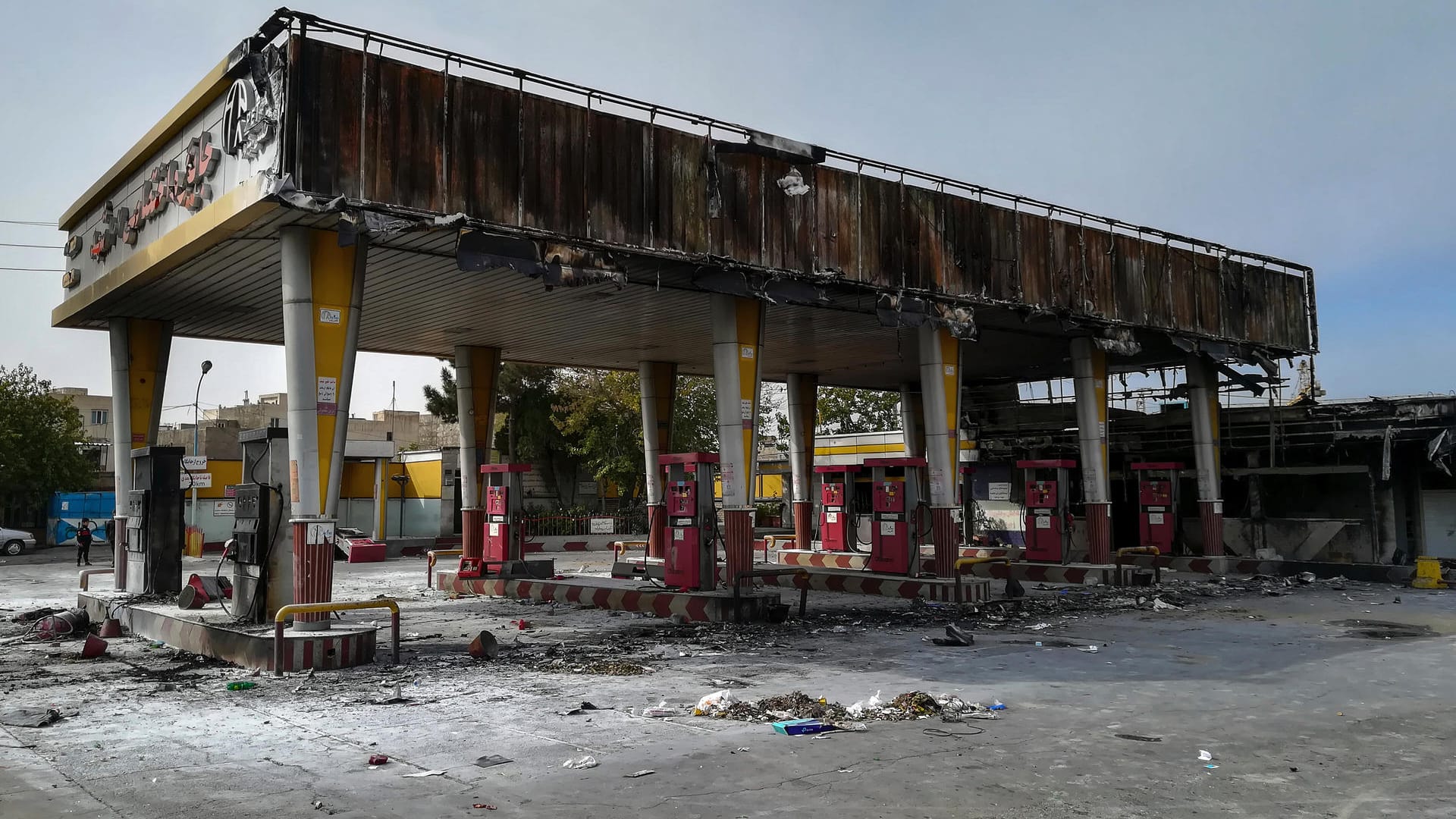 Abgefackelte Tankstelle in Teheran.