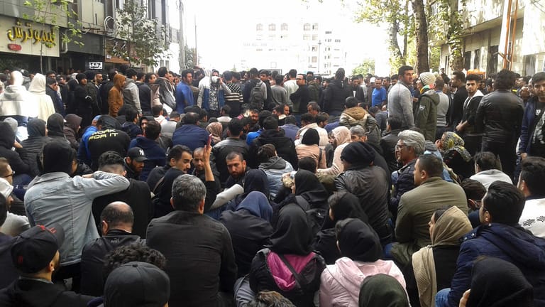 Sitzblockade aus Protest gegen die Benzinpreiserhöhung im Iran.