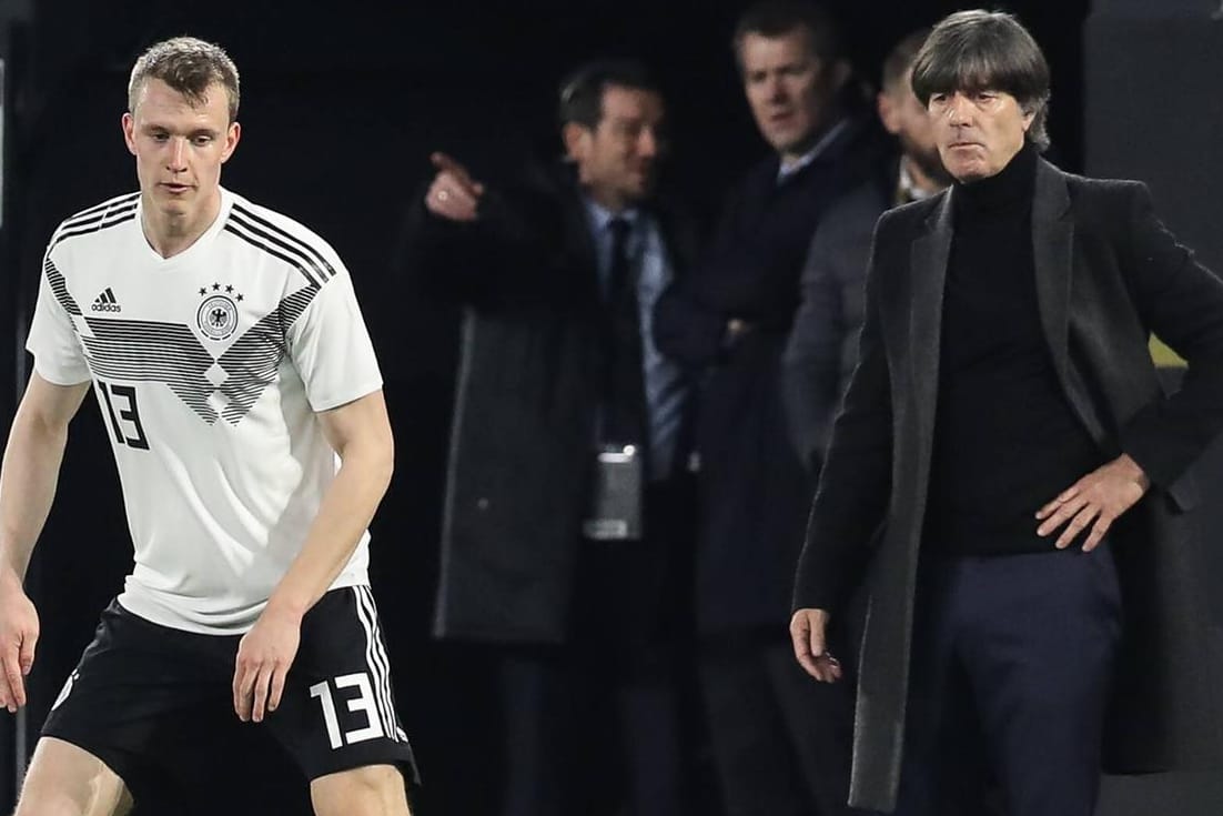 Lukas Klostermann (l.) und Joachim Löw: Auf den Leipziger kann sich der Bundestrainer verlassen.