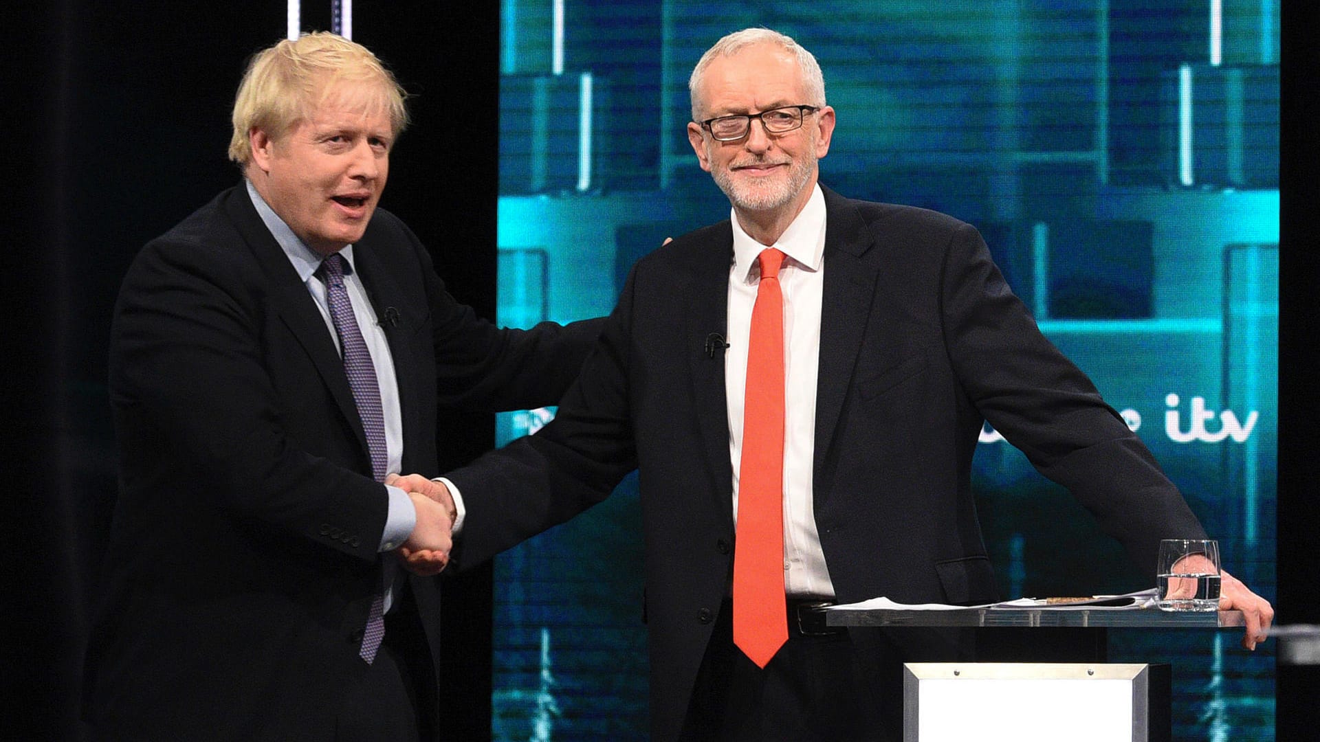 TV-Duell im Wahlkampf in Großbritannien: Boris Johnson und Jeremy Corbyn gaben sich Beginn der Debatte noch die Hand.