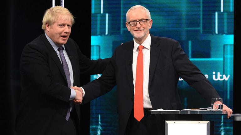 TV-Duell im Wahlkampf in Großbritannien: Boris Johnson und Jeremy Corbyn gaben sich Beginn der Debatte noch die Hand.