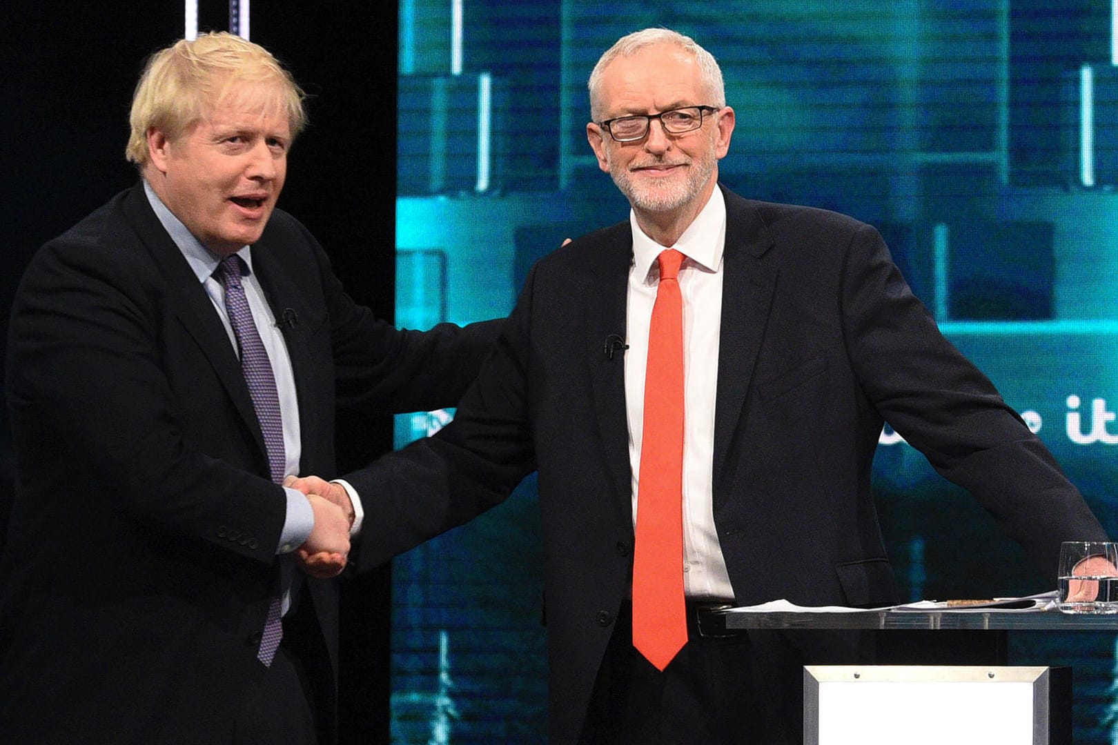 TV-Duell im Wahlkampf in Großbritannien: Boris Johnson und Jeremy Corbyn gaben sich Beginn der Debatte noch die Hand.