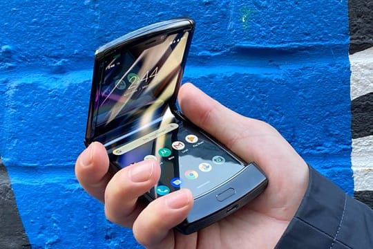 Statt wie früher unten Tasten und oben Display gibt es nun beim neuen Motorola Razr nur noch ein großes Display mit Touchbedienung.