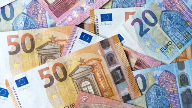 Für die Rückzahlung eines Kredits müssen Kunden genug Geld einplanen. Für die Rückzahlung eines Kredits müssen Kunden genug Geld einplanen.