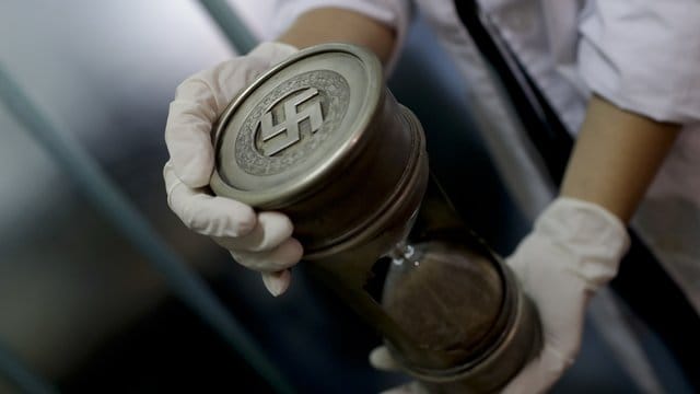 Ein Mitglied der Bundespolizei hält am 16.