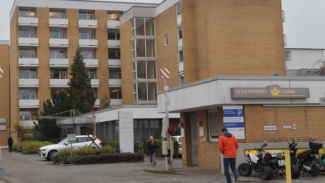Blick auf die Berliner Schlosspark-Klinik am Tag nach dem Attentat.