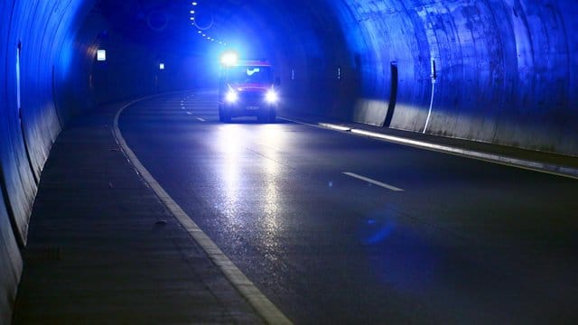 Ein Krankenwagen fährt mit Blaulicht durch einen Tunnel: Bei Frankfurt ist ein 45 Jahre alter Autofahrer ums Leben gekommen.