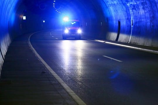 Ein Krankenwagen fährt mit Blaulicht durch einen Tunnel: Bei Frankfurt ist ein 45 Jahre alter Autofahrer ums Leben gekommen.