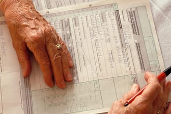 Eine Rentnerin macht ihre Steuererklärung (Symbolbild): Die Steuerbelastung für Rentner ist teils deutlich gestiegen.