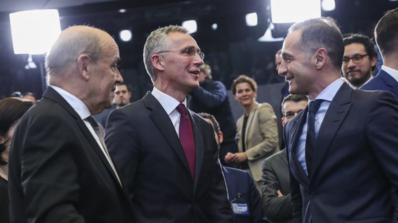 Bundesaußenminister Heiko Maas (r) spricht beim Nato-Außenministertreffen mit seinem französischen Amtskollegen Jean-Yves Le Drain (l) und Nato-Generalsekretär Jens Stoltenberg.