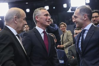 Bundesaußenminister Heiko Maas (r) spricht beim Nato-Außenministertreffen mit seinem französischen Amtskollegen Jean-Yves Le Drain (l) und Nato-Generalsekretär Jens Stoltenberg.