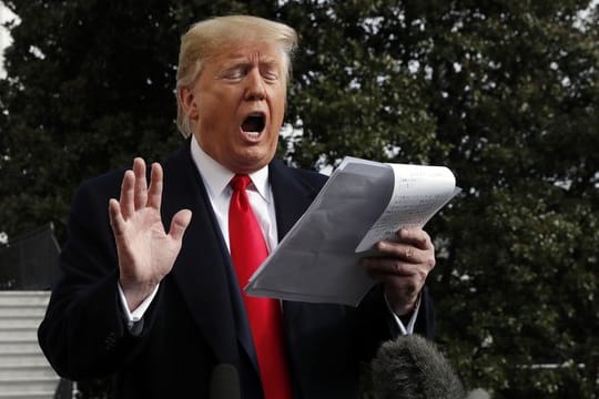 US-Präsident Donald Trump liest von seinen handschriftlich verfassten Notizen ab, als er mit Journalisten vor dem Weißen Haus spricht.