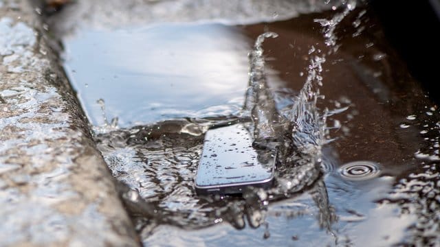 Im Fall der Fälle kann ein IP-Gehäuseschutz beim Smartphone Gold wert sein.