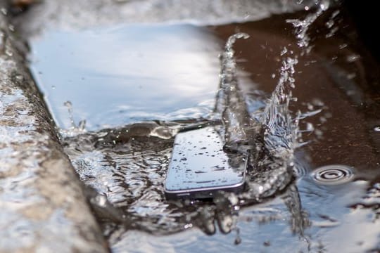 Im Fall der Fälle kann ein IP-Gehäuseschutz beim Smartphone Gold wert sein.