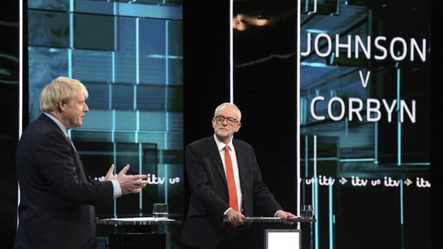 Premierminister Boris Johnson und Oppositionschef Jeremy Corbyn diskutieren während der ersten TV-Debatte im britischen Wahlkampf.